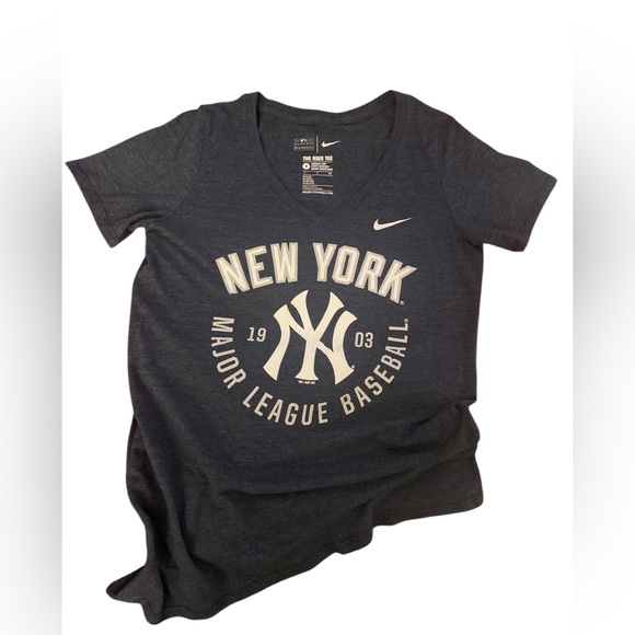 Nike Women's Navy New York Graphic Tee S EUC - Picture 3 of 6